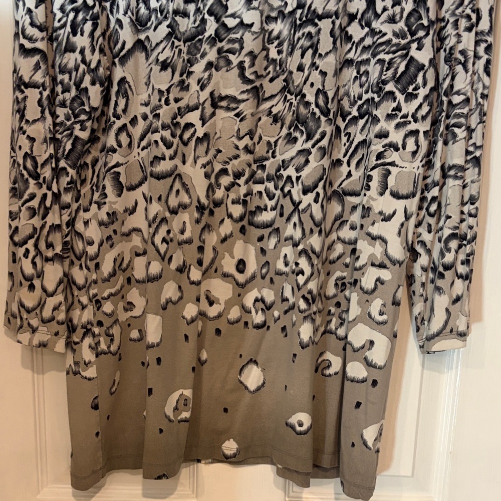 Chico's Black and Gray Animal Print Women's Top - Picture 6 of 7